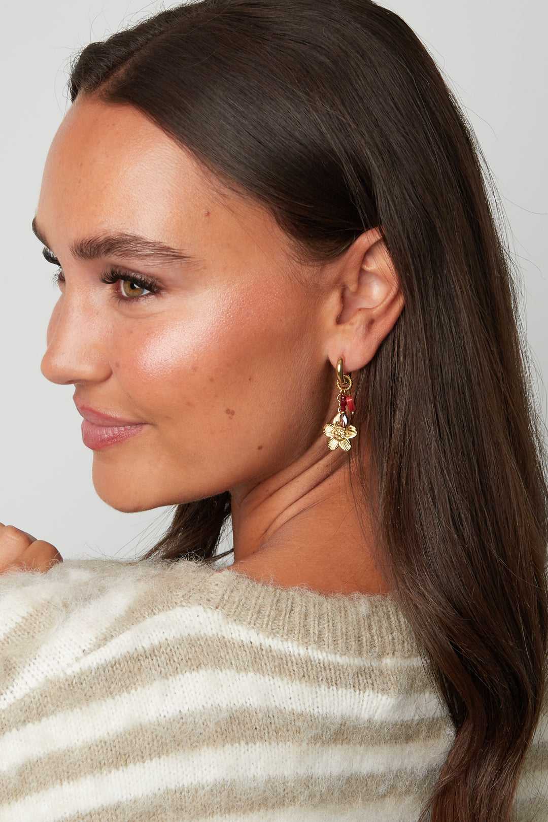 Roestvrijstalen hangende oorbellen met bloemmotief, eenvoudige dagelijkse sieraden uit de Simple-serie voor dames.