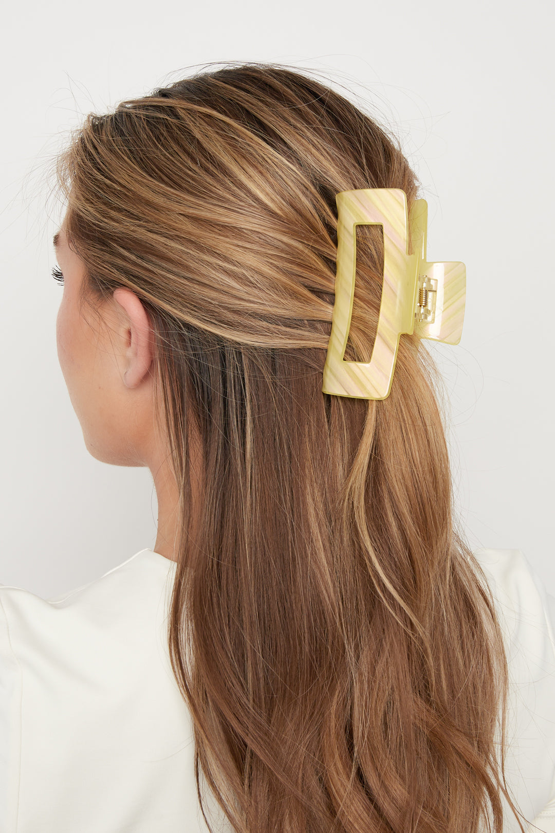 Haarclips met strepen, gemaakt van imitatieacetaat, geschikt voor dagelijks gebruik.
