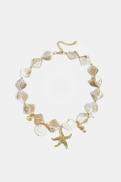 Ketting met schelpen, zee charms en goude kraaltjes
