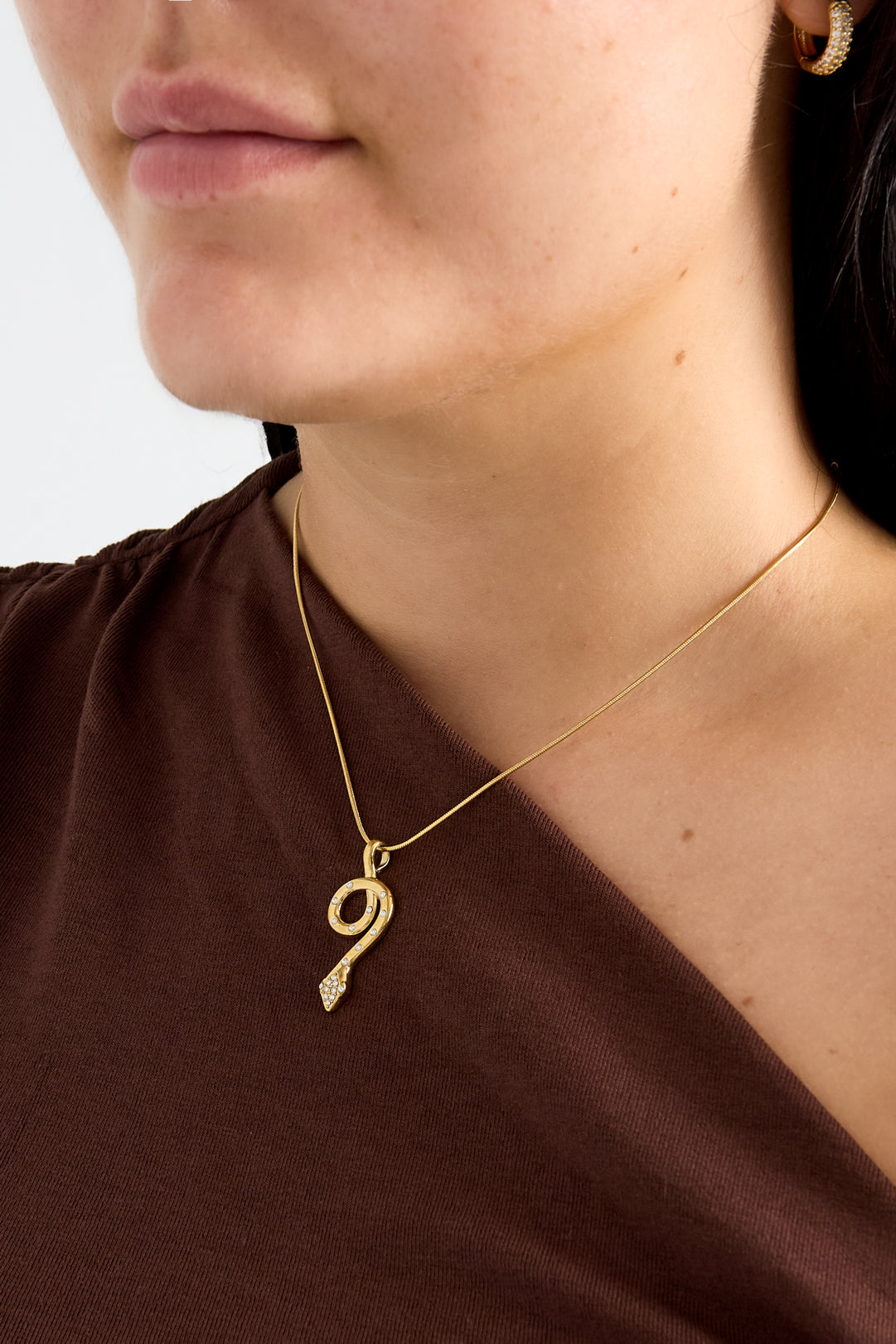 Ketting met belegde slang bedel