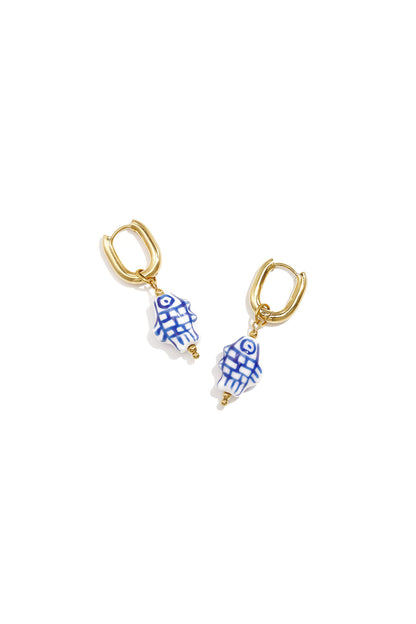 Squoval oorbellen met geruite vis charm