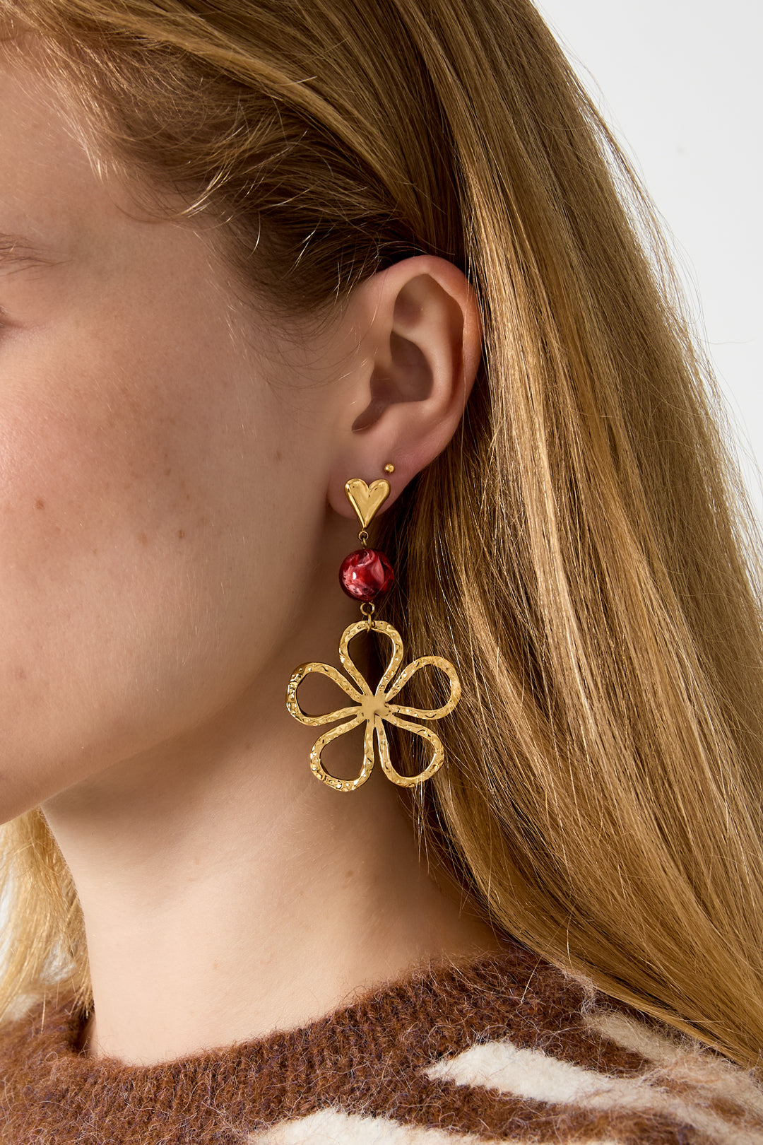 Oorbellen met hangertjes van roestvrij staal in de vorm van een bloem uit de Daily Simple-serie voor dames.