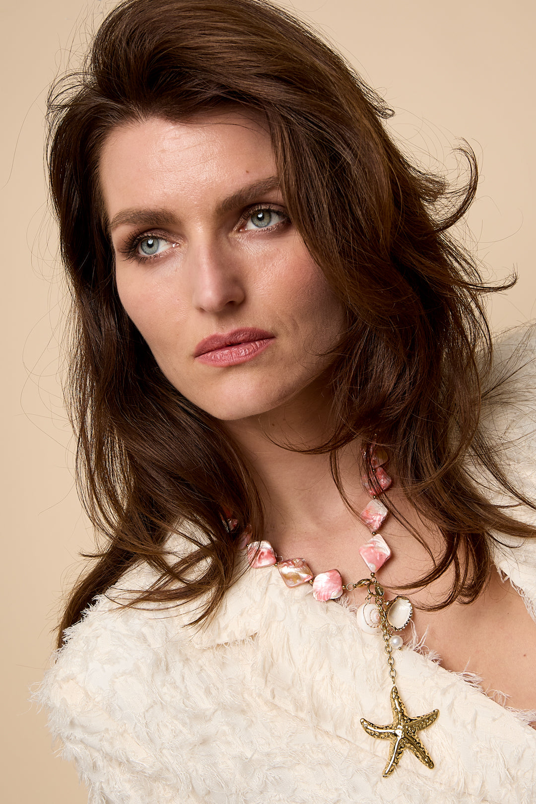 Ketting met kralen van zeeschelpen, schildpadmotief, vakantie/strandthema, etnische serie, damessieraden