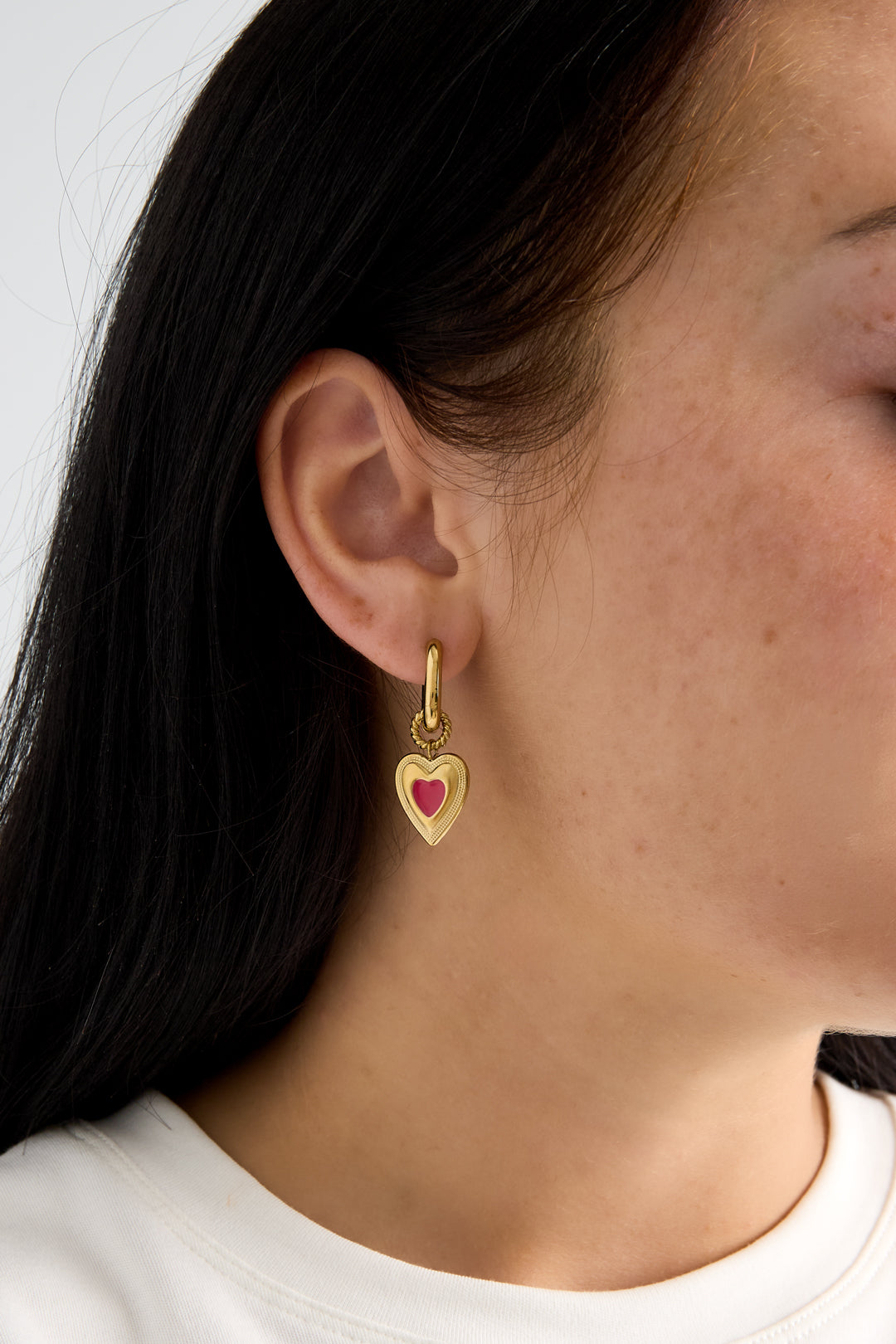 Oorbellen met gekleurde hart charm