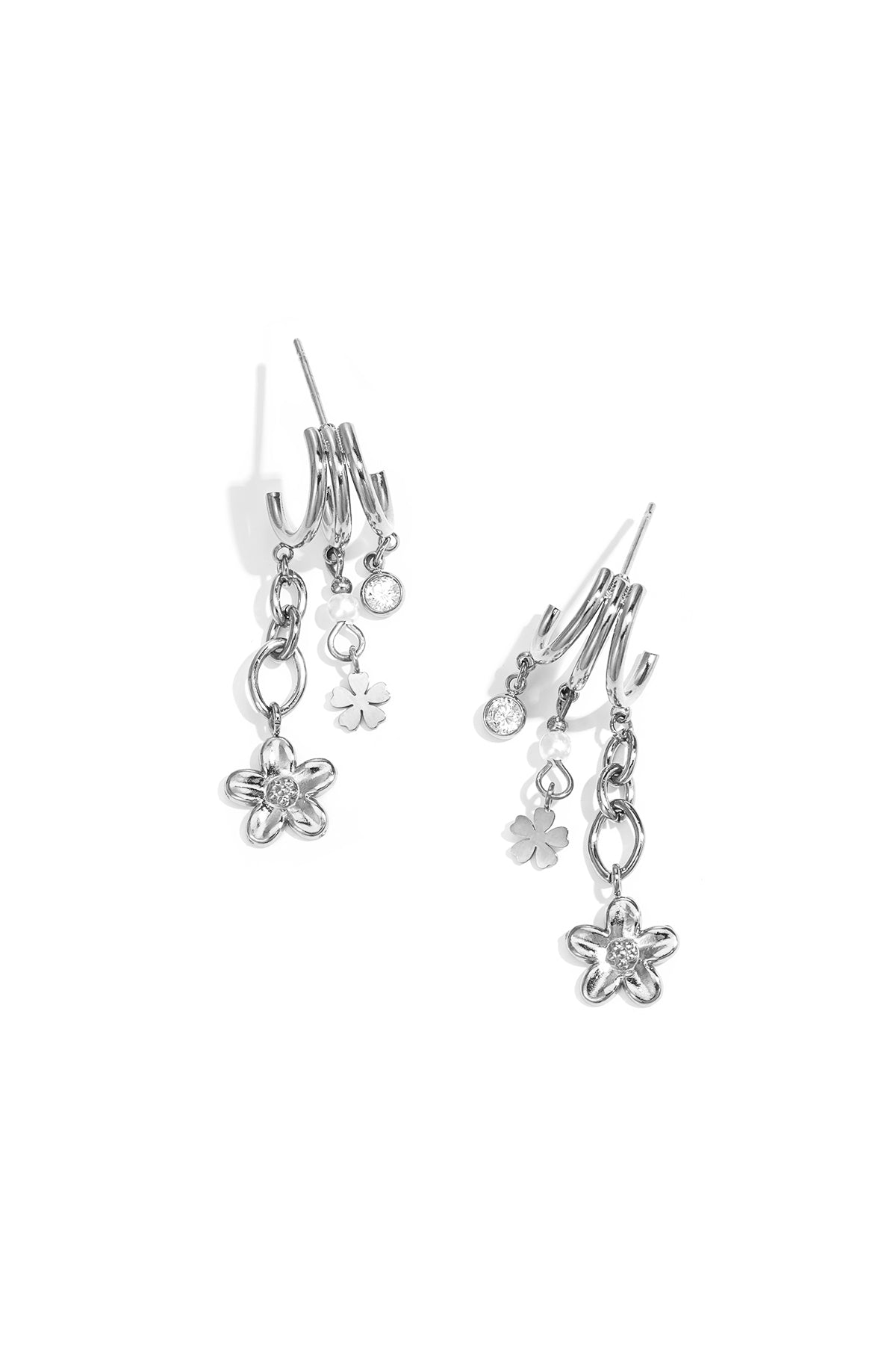 Drievoudige oorbellen met bloemen hangers