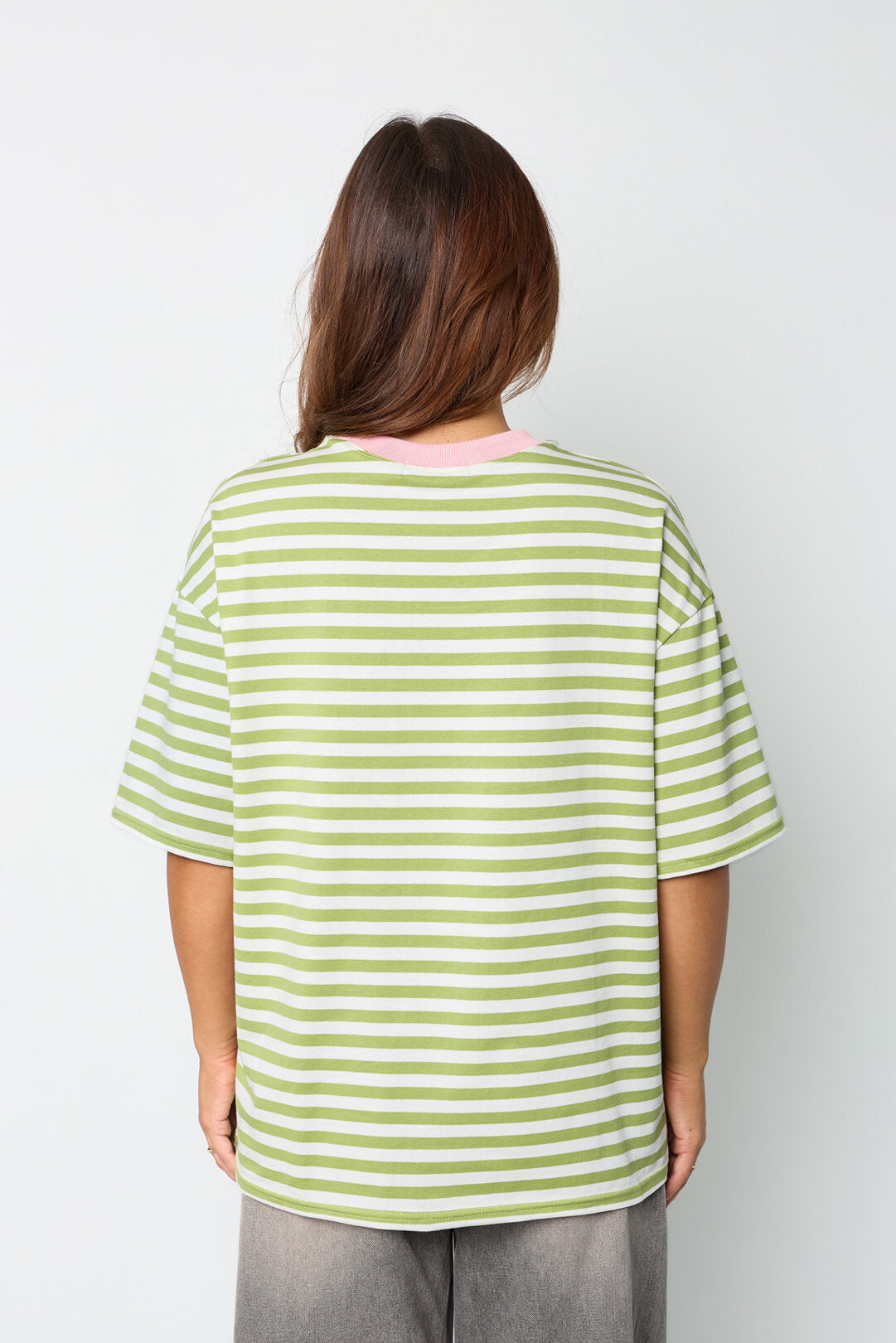 Het kleurrijke gestreepte T-shirt