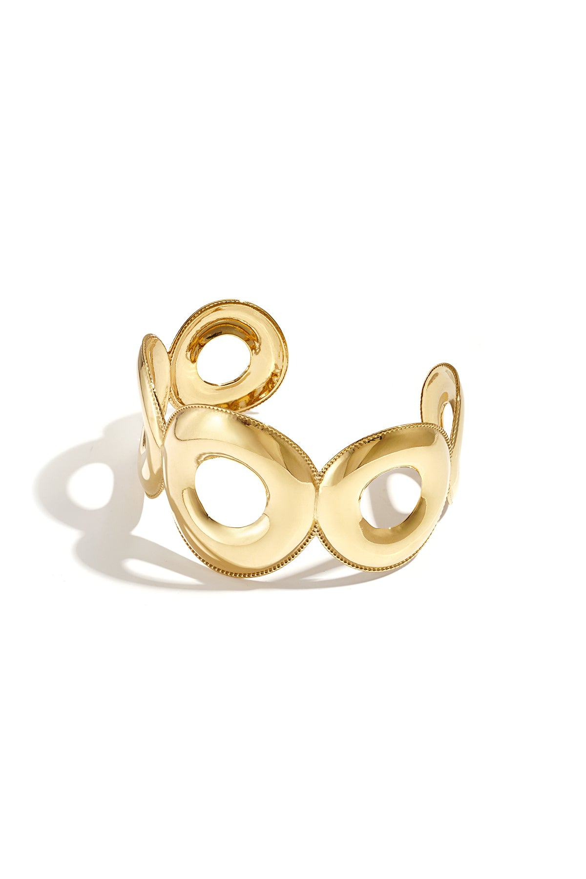 Statement cuff met open cirkels en gedetailleerde randen