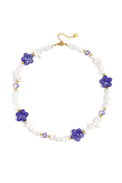Ketting met stenen kralen, witte kralen met blauwe bloemetjes en statement bloemen