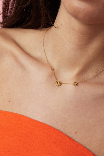 Ketting met klavertjes en gekleurd steentje