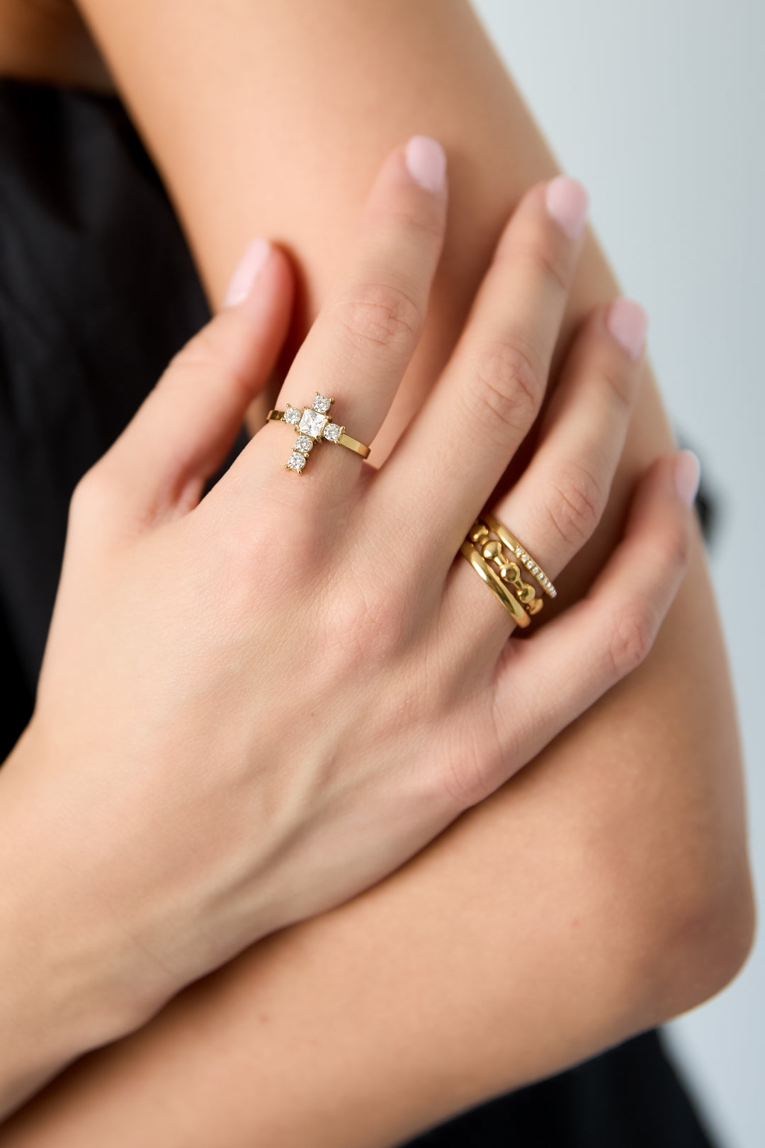 Minimalistische ringen van roestvrij staal met kruismotief, eenvoudige dagelijkse sieraden uit de Simple Series voor dames.
