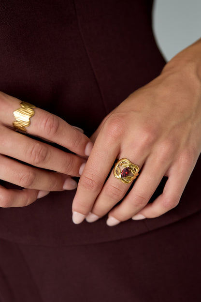 Opvallende ringen van roestvrij staal met een onregelmatige vorm, casual en eenvoudig, uit de casual collectie voor dagelijks gebruik. Damessieraden.