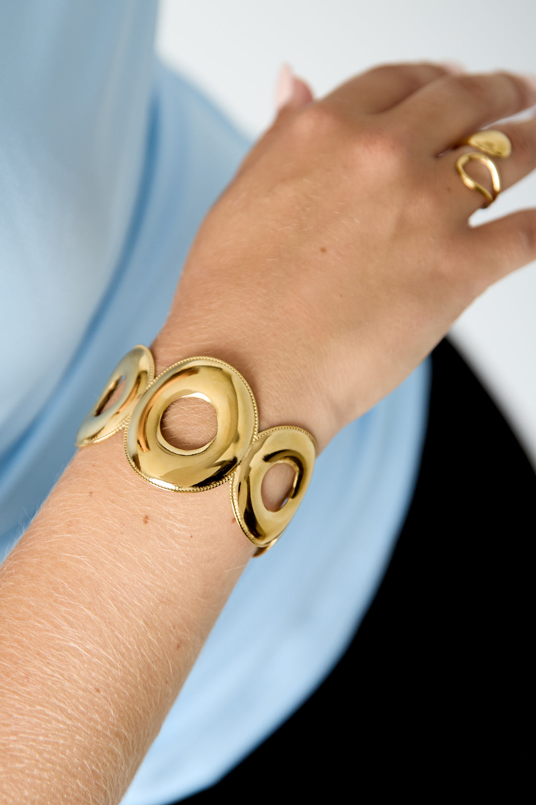 Statement cuff met open cirkels en gedetailleerde randen