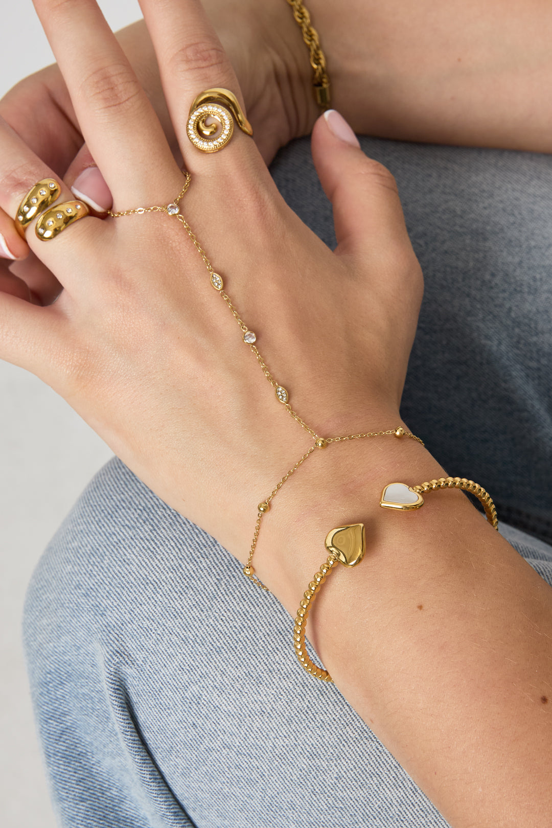 Handchain met ovale en ronde steentjes