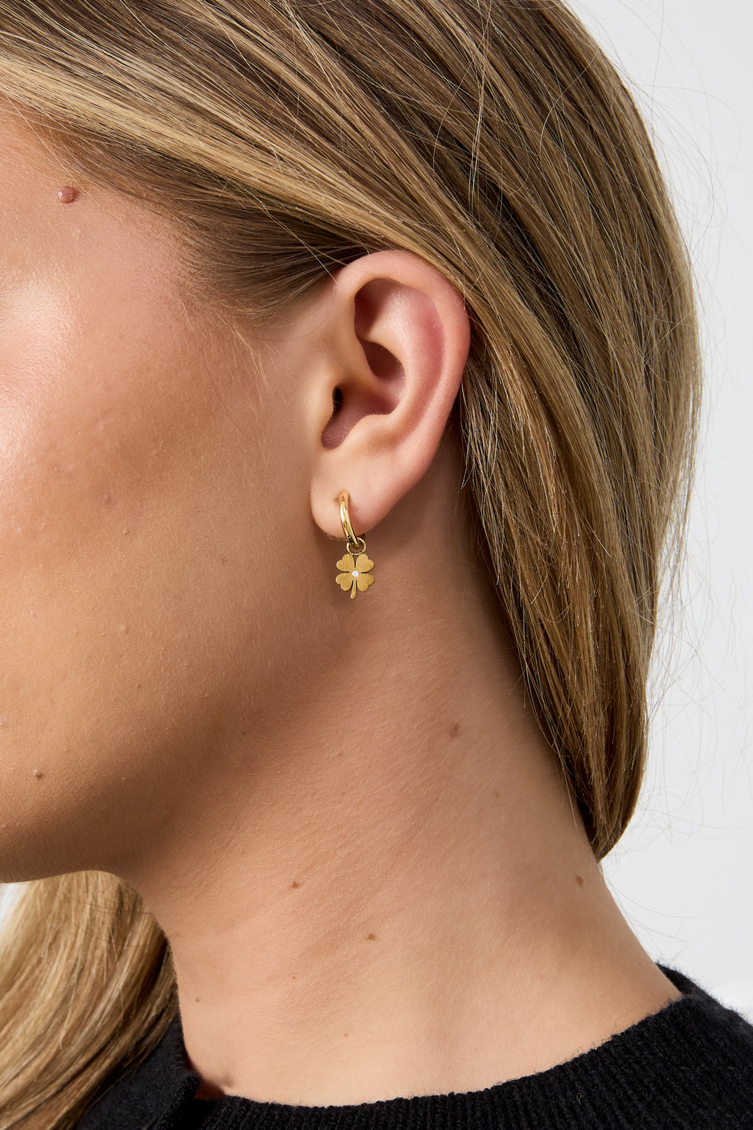 Roestvrijstalen hangende oorbellen met klavertje vier, eenvoudige dagelijkse sieraden uit de Simple-serie voor dames.