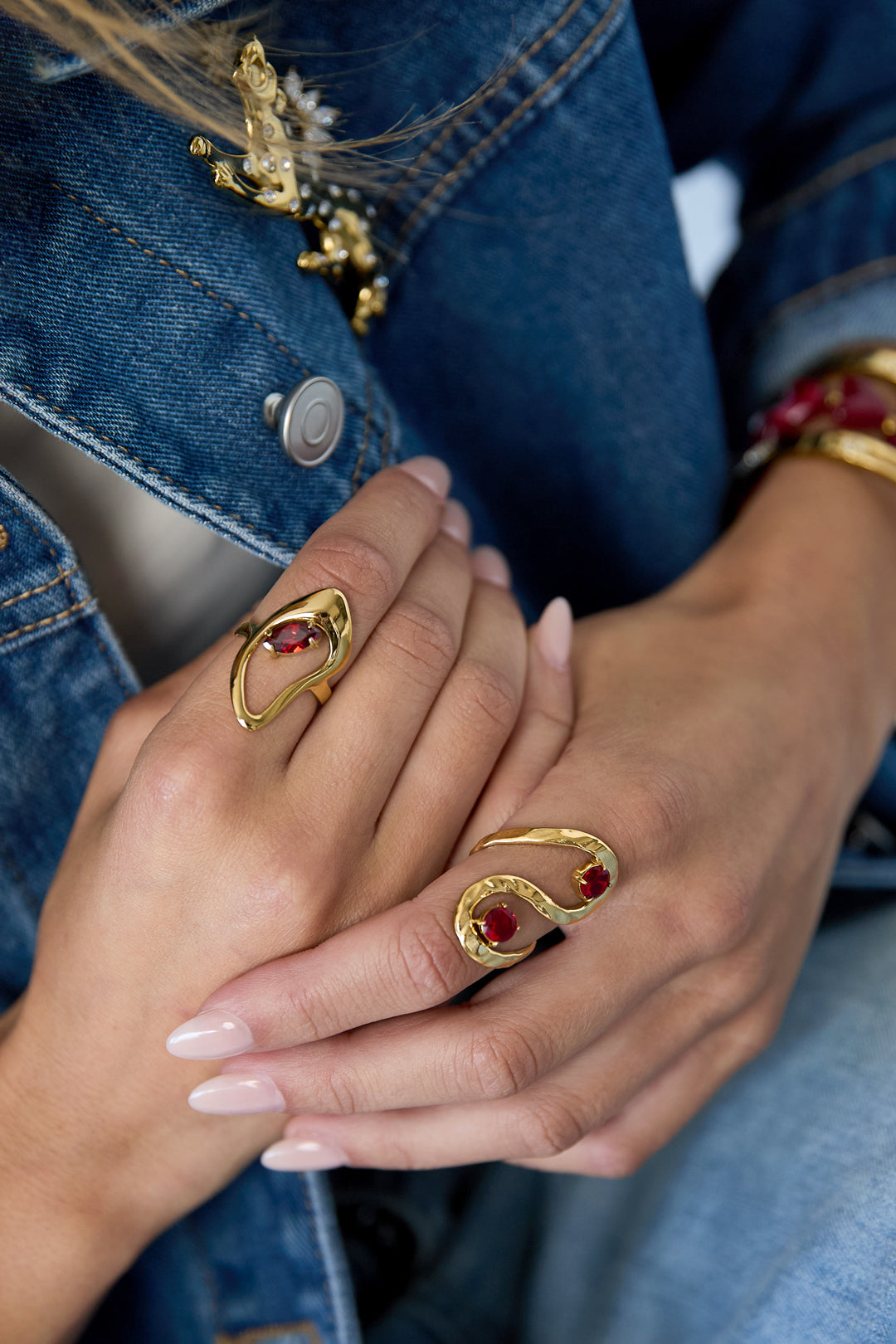 Opvallende ringen van roestvrij staal met een onregelmatige vorm, casual en eenvoudig, uit de casual collectie voor dagelijks gebruik. Damessieraden.