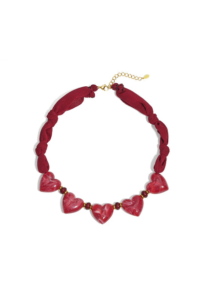Stoffen ketting met hartjes kralen