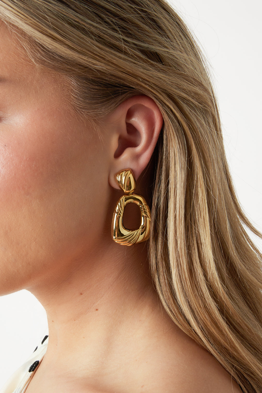 Statement oorbellen in druppelvorm met design