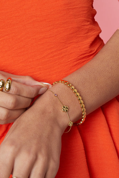 Armband met klavertjes en gekleurd steentje