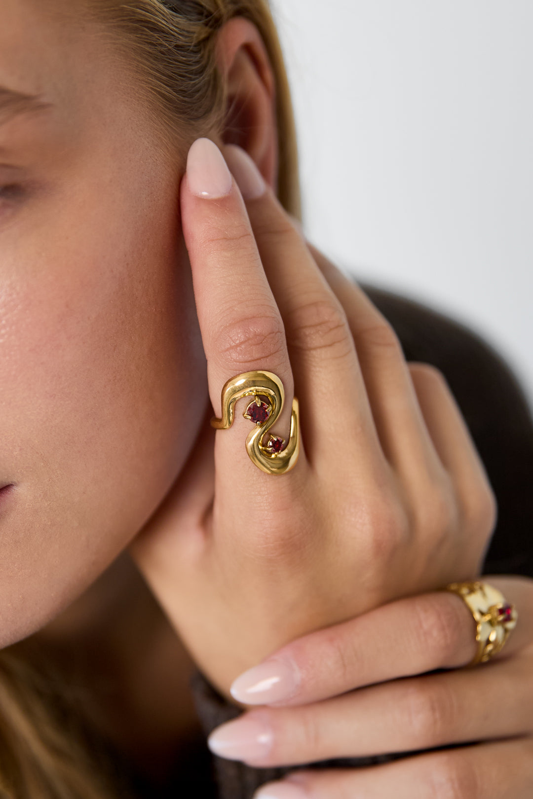 Opvallende ringen van roestvrij staal met een onregelmatige vorm, casual en eenvoudig, uit de casual collectie voor dagelijks gebruik. Damessieraden.
