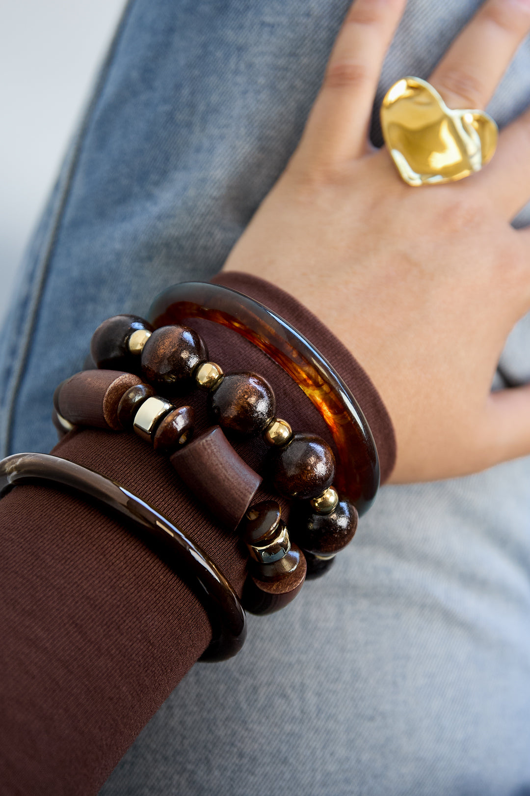 Houten kralenarmband met gouden details