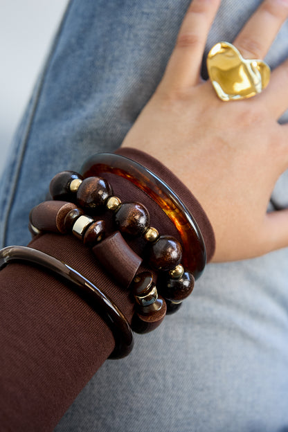 Houten kralenarmband met gouden details