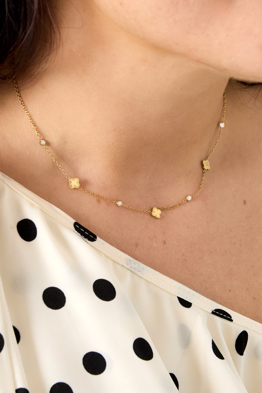Ketting met klavertjes en ronde zirkonia steentjes
